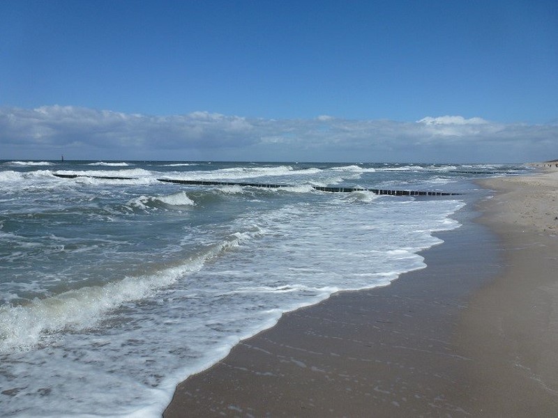 Das Bild eines Strandes, mit dem Meer links im Bild.